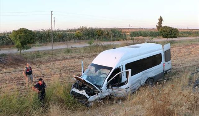 Kilis’te minibüs ile otomobil çarpıştı: 12 yaralı