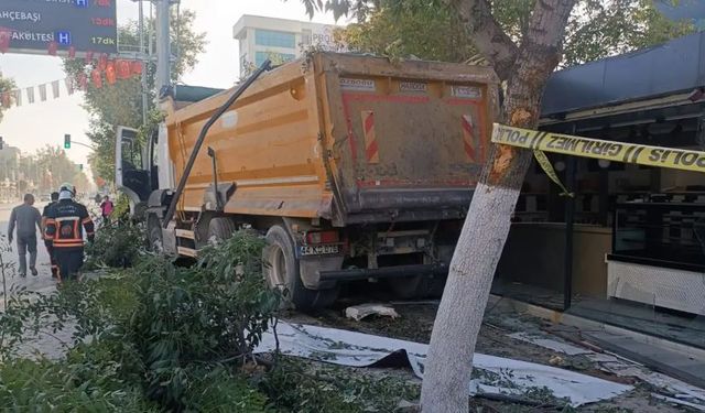 Malatya'da freni patlayan kamyon 7 iş yerine çarptı