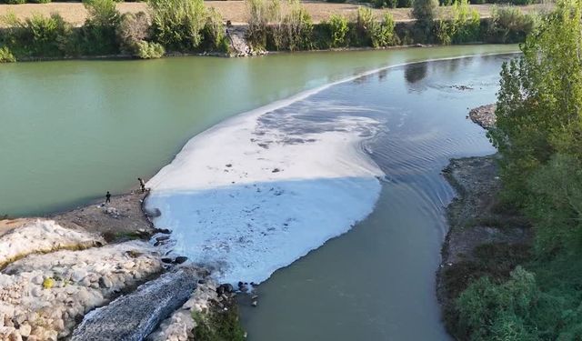 Suyun siyaha döndüğü bölgede numuneler alındı
