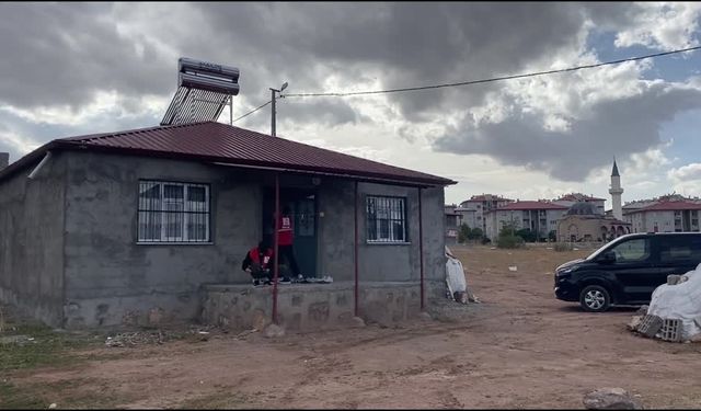 Üniversite öğrencileri yaşlı kadının evini temizledi