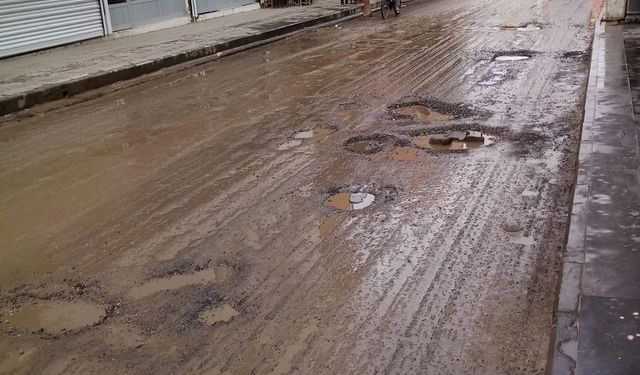 Yağış sonrası Batman çarşısı çamur deryasına döndü