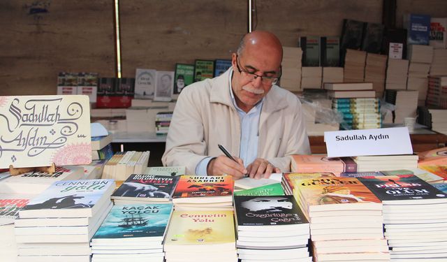 Yazar Aydın: Kitap, bilgiye giden köprüdür