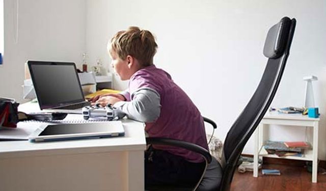 Uzmanlardan uyarı: Ergenlikte bilgisayar bağımlılığı omurga sağlığını tehdit ediyor