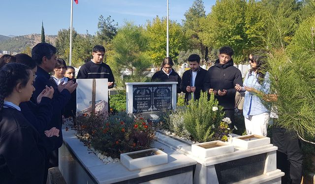 Depremde vefat eden Fatih öğretmene duygusal anma