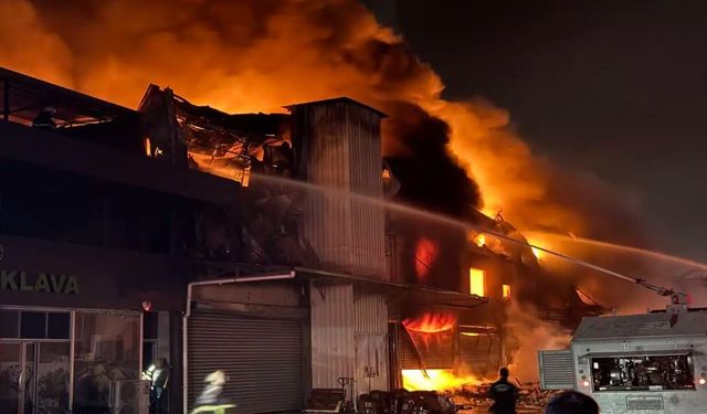 Adana'da 3 katlı hırdavat dükkanında yangın