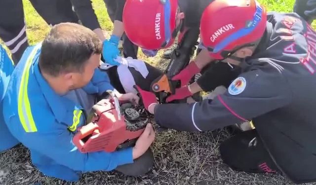 Adana'da ayağı motorlu testereye sıkışan kişi için itfaiye seferber oldu