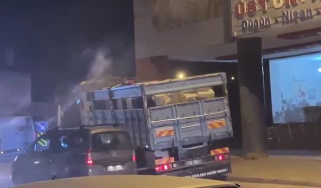 Adana’da plastik kasa yüklü kamyonda yangın çıktı