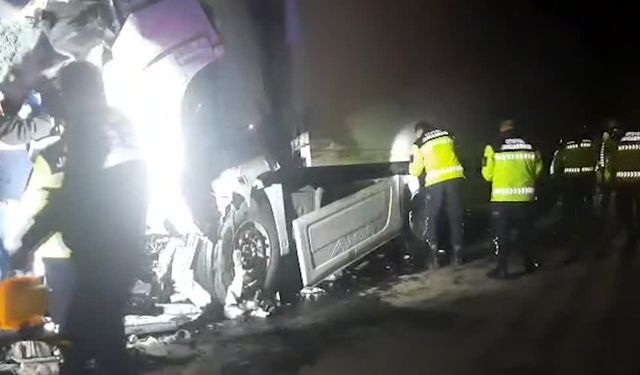 Adana'da TIR, tur otobüsüne çarptı: 1'i ağır 15 yaralı