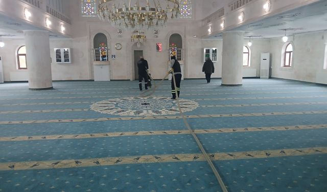 Batman'da camilerde temizlik çalışması yapılıyor