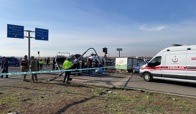 Diyarbakır'da zincirleme trafik kazasında 2 kişi öldü, 3 kişi yaralandı