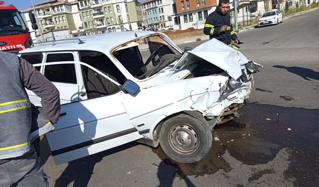 Gaziantep'te 2 otomobilin çarpıştığı kazada 4 kişi yaralandı