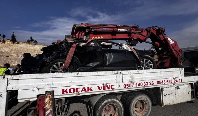 Gaziantep'te refüje çarpan araçtaki 1 kişi öldü, 4 kişi yaralandı