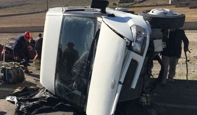 Ağrı’da otomobille minibüs çarpıştı: 1 ölü, 2 ağır yaralı
