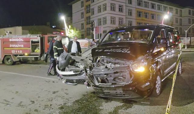 Bingöl'de iki aracın çarpıştığı kazada 4 kişi yaralandı
