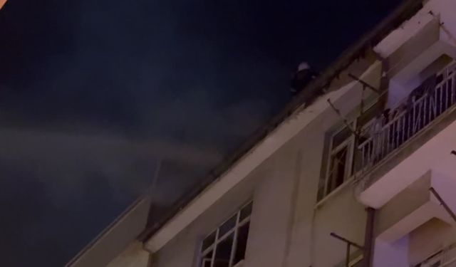 Elazığ'da 5 katlı bir binanın çatısında yangın çıktı