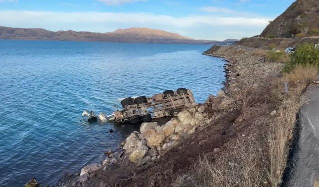 Elazığ'da beton mikseri Hazar Gölü'ne devrildi