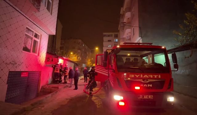 Elazığ'da metruk evde yangın...