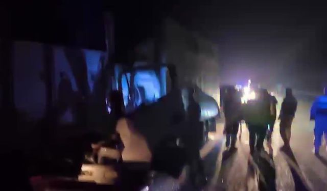 Elazığ'da park halindeki kamyona başka bir kamyon çarptı