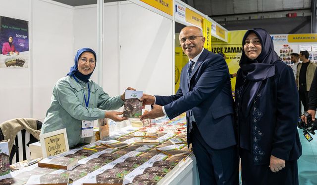 Er, kitap fuarında yazarlarla bir araya geldi