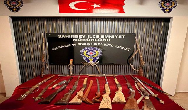 Gaziantep'te bir evde çok sayıda silah ve kesici alet ele geçirildi