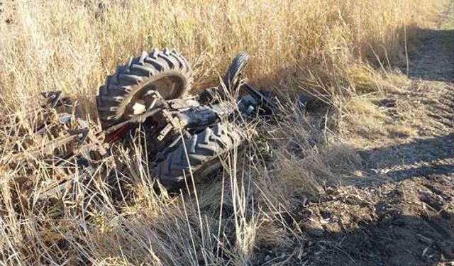 Gaziantep'te devrilen traktörün sürücüsü kurtarılamadı