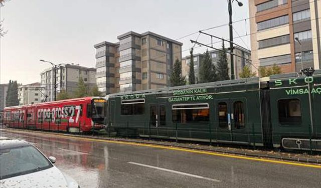 Gaziantep'te tramvay seyir halindeyken yıldırım isabet etti