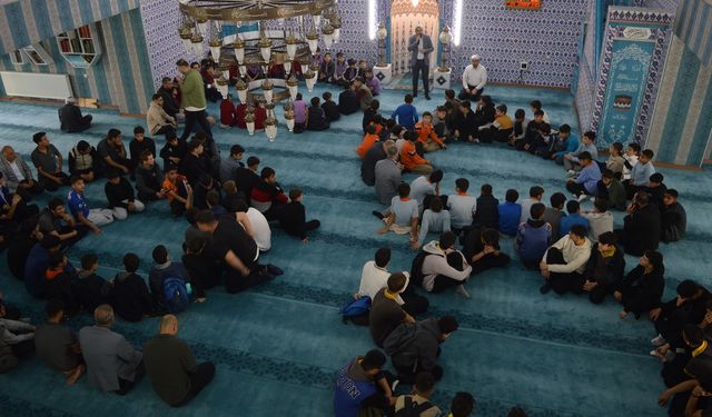 Gençler camiyle buluştu: Namaz dinimizin direğidir