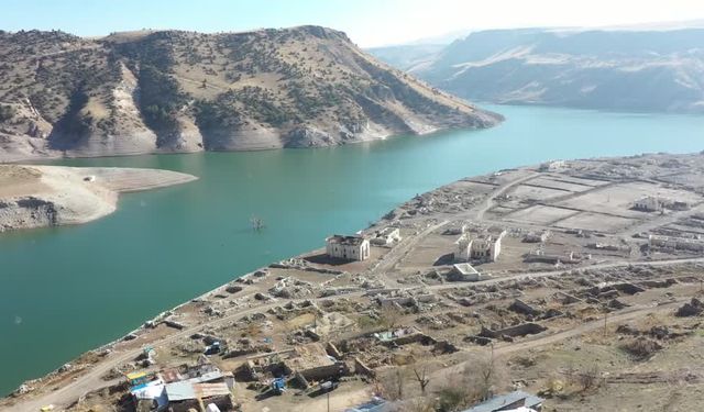 Kars’ta baraj sularının çekilmesiyle eski köy gün yüzüne çıktı