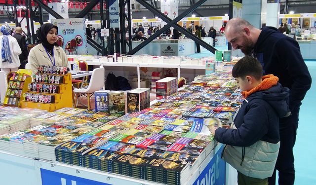 Kitap fuarı ziyaretçileri: Kitap insanın dünyaya bakışını değiştirir