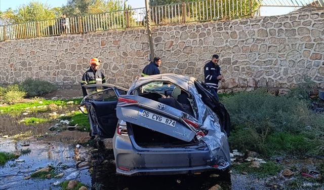 Mardin'de otomobil dere yatağına uçtu: 3 yaralı