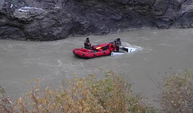 Pikap 150 metrelik uçurumdan Zap Suyu'na düştü: 2 ölü