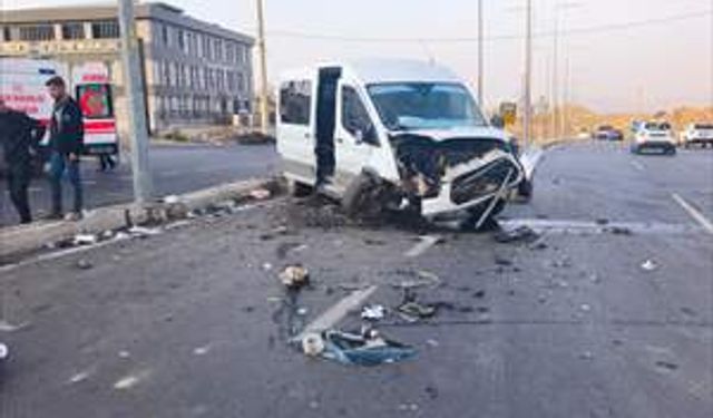 Rehabilitasyon minibüsü kaza yaptı: 13'ü çocuk, 19 yaralı