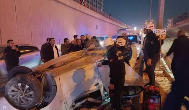 Şanlıurfa'da devrilen otomobilde baba ile 2 çocuğu yaralandı