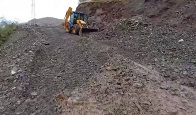 Siirt’te heyelandan kapanan köy yolu ulaşıma açıldı