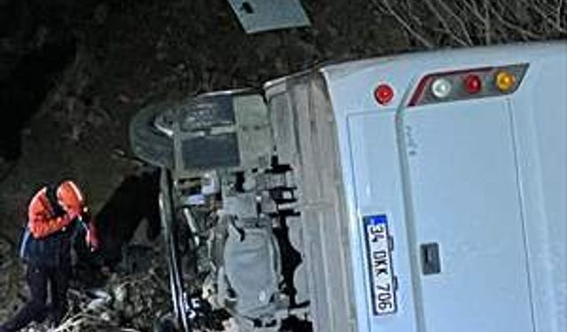Siirt'te işçi servisi devrildi: 17 yaralı