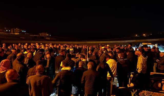 Silahla vurulmuş halde bulunan 3 kişilik aile Kürtçe ağıtlar eşliğinde toprağa verildi