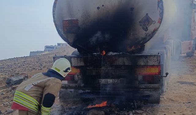 Şırnak'ta park halindeki tanker alev aldı