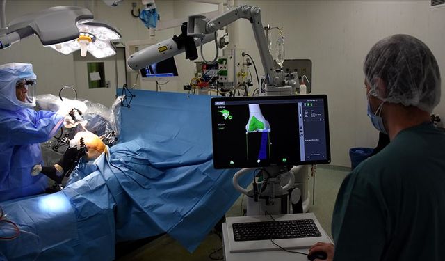 Robotik diz ve kalça protezi ameliyatıyla protez ömrü uzuyor