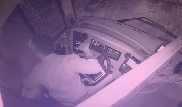 Trafikte yolcu otobüsü sürücüsüne silahla ateş açma anı kameralara yansıdı