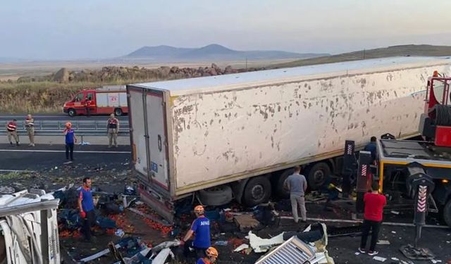 Viranşehir yolunda sıfır milyonluk araç yüklü tır devrildi