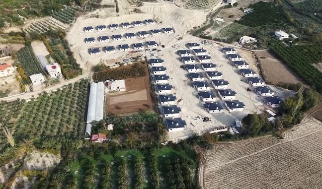 Yayladağı’nda kırsal deprem konutlarının yapımı sürüyor