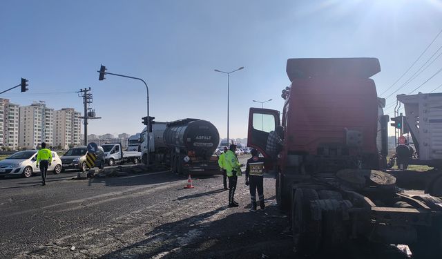 Diyarbakır'da Sanayi Sitesi Kavşağı'nda zincirleme kaza
