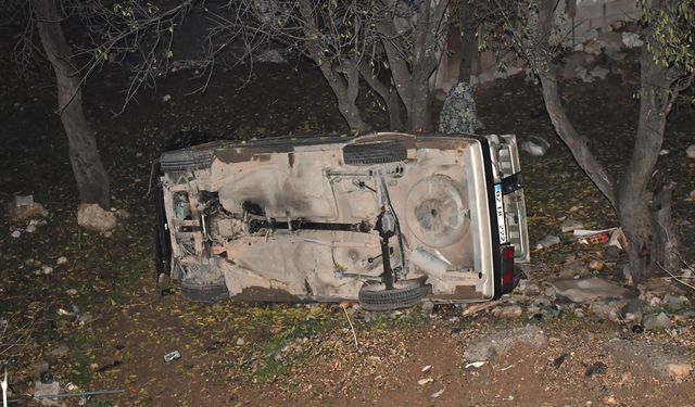 Adıyaman'da şarampole devrilen otomobildeki 2 kişi yaralandı
