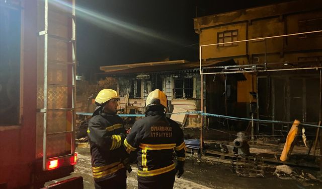 Diyarbakır'da hırdavat dükkanında çıkan yangın söndürüldü