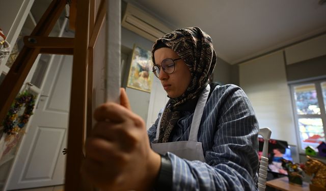 Görme engelli Zeynep resim yaparak hayata tutunuyor