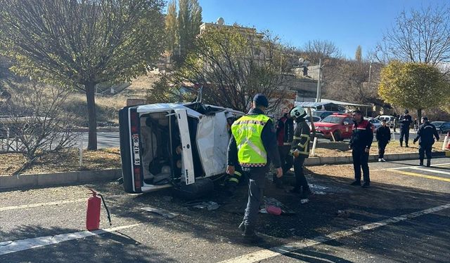 Mardin'de devrilen otomobildeki 3 kişi yaralandı