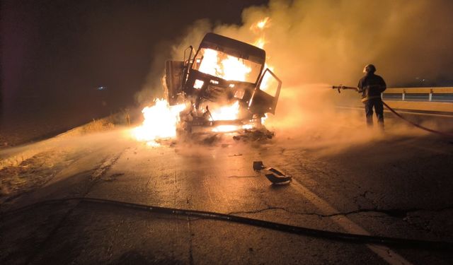 Nusaybin'de çarpışan iki tırdan biri yandı
