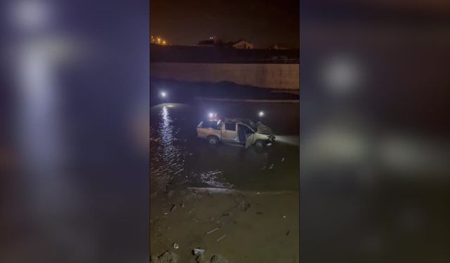 Ağrı'da pikap nehre devrildi: 5'i göçmen 7 yaralı