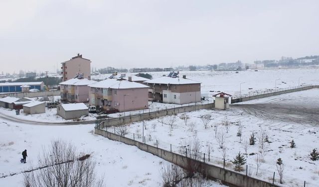 Ağrı’da sağanak yerini kara bıraktı