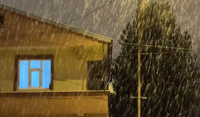 Ardahan’a mevsimin ilk karı yağdı